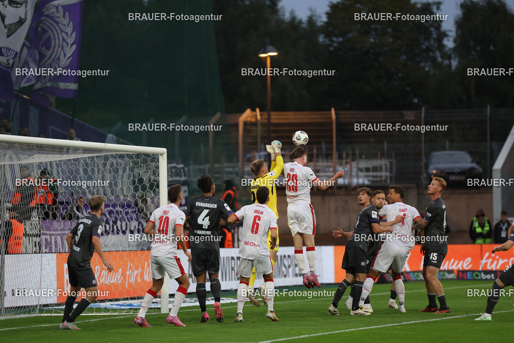 Rot-Weiss Essen - VFL Osnabrück | Essen, Deutschland, 17.09.2025 Niklas Sauter (VFL Osnabrück) mit Jannik Mause  (Rot-Weiss Essen) im Kampf um den Ballwährend des 3.Liga Spiels zwischen  Rot-Weiss Essen und VFL Osnabrück am 17.09.2025 im Stadion an der Hafenstraße in Essen. (Foto von Timo Bluhmki-Schmidt/Brauer Fotoagentur