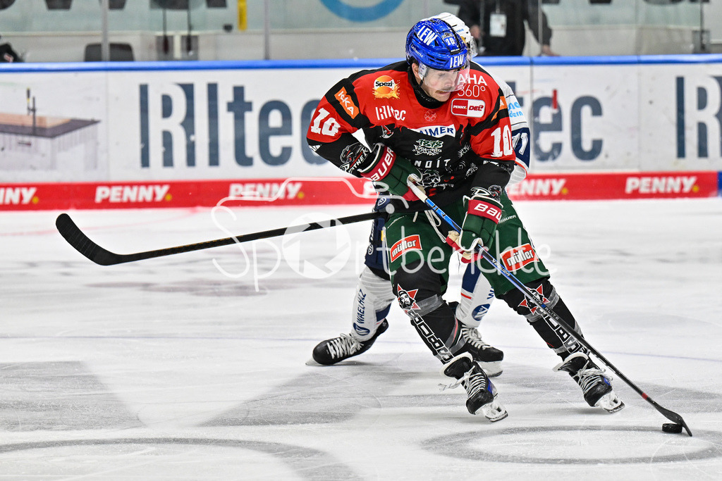 Augsburger Panther - Iserlohn Roosters | im Duell Chris COLLINS (Augsburger Panther #10) und Branden TROOCK (Iserlohn Roosters 71) / Zweikampf / DEL: Augsburger Panther - Iserlohn Roosters, Curt Frenzel Stadion am 17.11.2024