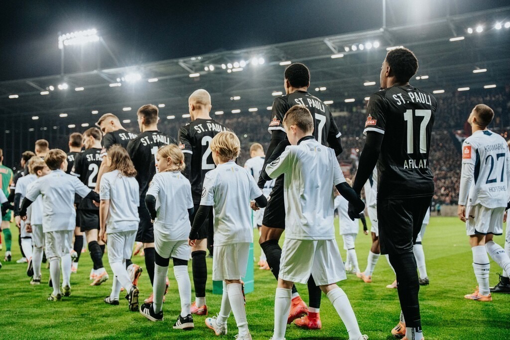 FCP08820 | Der offizielle Shop für FC St. Pauli Fotos. Wähle aus Spielszenen & Fanmomenten dein FCSP Wunschformat. Wir liefern Millerntor-Atmosphäre.