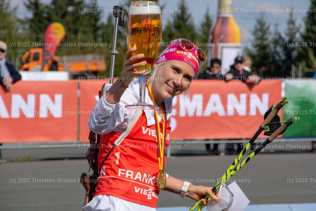 Deutsche Meisterschaften Biathlon 2018 | Deutsche Meisterschaften Biathlon 2018, Massenstart Frauen am 15.09.2018 in der DKB SKI ARENA in Oberhof, (Deutschland)

Bild: Sieger Karolin Horchler - Realisiert mit Pictrs.com