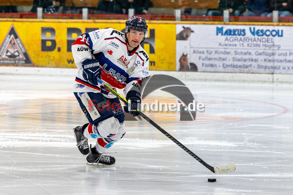 TSV Peißenberg Miners vs ESC Kempten SHARKS | Eishockey Bayernliga 2023/2024, TSV Peißenberg Miners vs ESC Kempten SHARKS, 20240121,
Jakob HEIGL (Miners 10) in Aktion,
2024-01-21 in Peißenberg (Eisstadion)
10 Nikolas OPPENBERGER (SHARKS 10)
Copyright: WolfgangxLindner foto-lindner.de