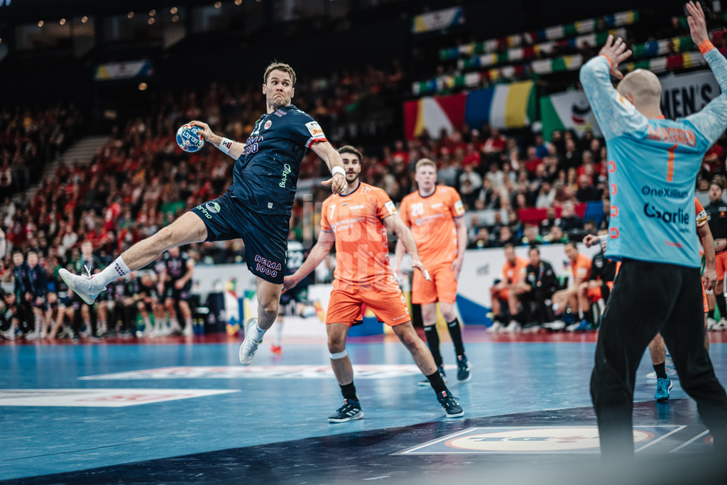 Handball | Herren | EHF EURO 2024 | European Championshop Men 2024 Final Tournament | Norwegen vs. Niederlande | 19.01.2024 | Petter Overby (#11, Norwegen, NOR) wirft aufs Tor