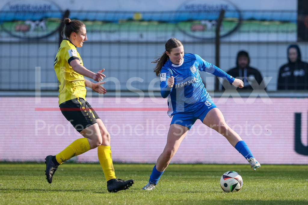 Fussball, 2. Frauen-Bundesliga, SV Meppen - SV 67 Weinberg | v.li.: Anna Grimm (SV 67 Weinberg, 2) und Laura Bröring (SV Meppen, 6) im Zweikampf, Duell, Dynamik, Aktion, Action, Spielszene, DIE DFB-RICHTLINIEN UNTERSAGEN JEGLICHE NUTZUNG VON FOTOS ALS SEQUENZBILDER UND/ODER VIDEOÄHNLICHE FOTOSTRECKEN. DFB REGULATIONS PROHIBIT ANY USE OF PHOTOGRAPHS AS IMAGE SEQUENCES AND/OR QUASI-VIDEO.