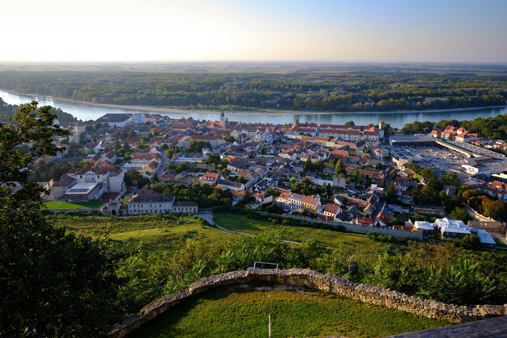 Blick auf die Stadt Hainburg mit Donau | Hainburg an der Donau, Austria - September 28, 2023: Blick auf die Stadt Hainburg mit Donau von oben. - Realisiert mit Pictrs.com