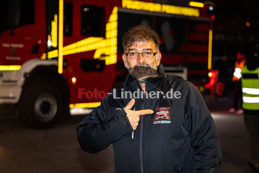 Demo für den Erhalt der Eishalle Peißenberg | Demo für den Erhalt der Eishalle Peißenberg, Demo für den Erhalt der Eishalle Peißenberg, 20241030,,2024-10-30 in Peißenberg (Moosleitenparkplatz)Copyright: WolfgangxLindner