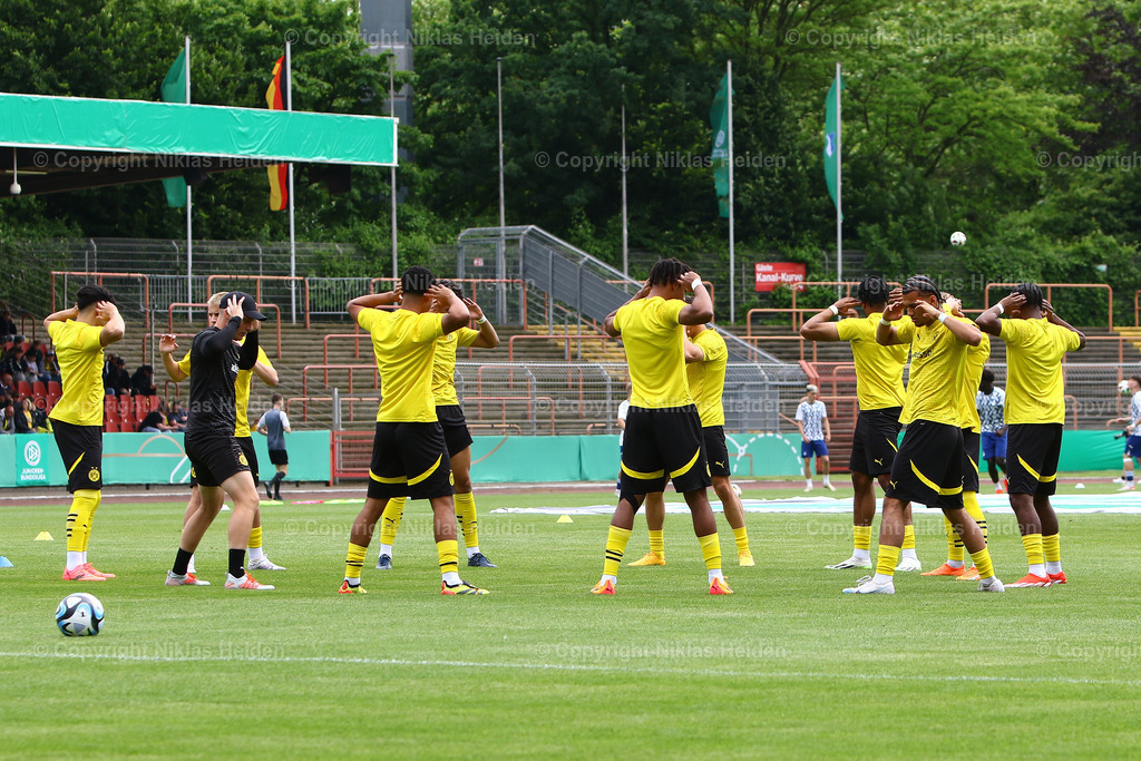 NH_BorussiaDortmundU19_TSG1899HoffenheimU19_U19Bundesliga_30052024 | Die U19 von Borussia Dortmund beim Aufwärmen.

Fußball I Junioren I A-Junioren Bundesliga I Saison 2023-2024 I Finale Deutsche Meisterschaft I Borussia Dortmund U19 - TSG 1899 Hoffenheim U19 I 30.05.2024 I Stadion Niederrhein
