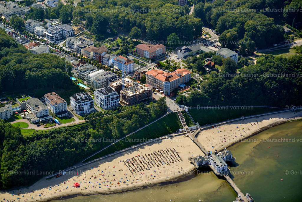 3637788 | SELLIN 25.08.2016 Konstruktion der Seebrücke über der Wasseroberfläche in Sellin an der Ostseeküste im Bundesland Mecklenburg-Vorpommern, Deutschland. Weiterführende Informationen bei: Seebrücke Sellin. // Construction of the pier above the water surface in Sellin on the Baltic Sea coast in the state of Mecklenburg-West Pomerania, Germany. Further information at: Seebruecke Sellin. Foto: Gerhard Launer