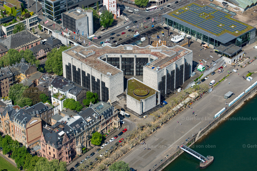 3800244 | Das  denkmalgeschützte Gebäude des Rathauses  der Stadt Mainz, am Rheinufer, bildet mit dem  Brandzentrum, dem Hilton-Hotel und der Rheingoldhalle  einen  Komplex der Nachkriegsmoderne.
