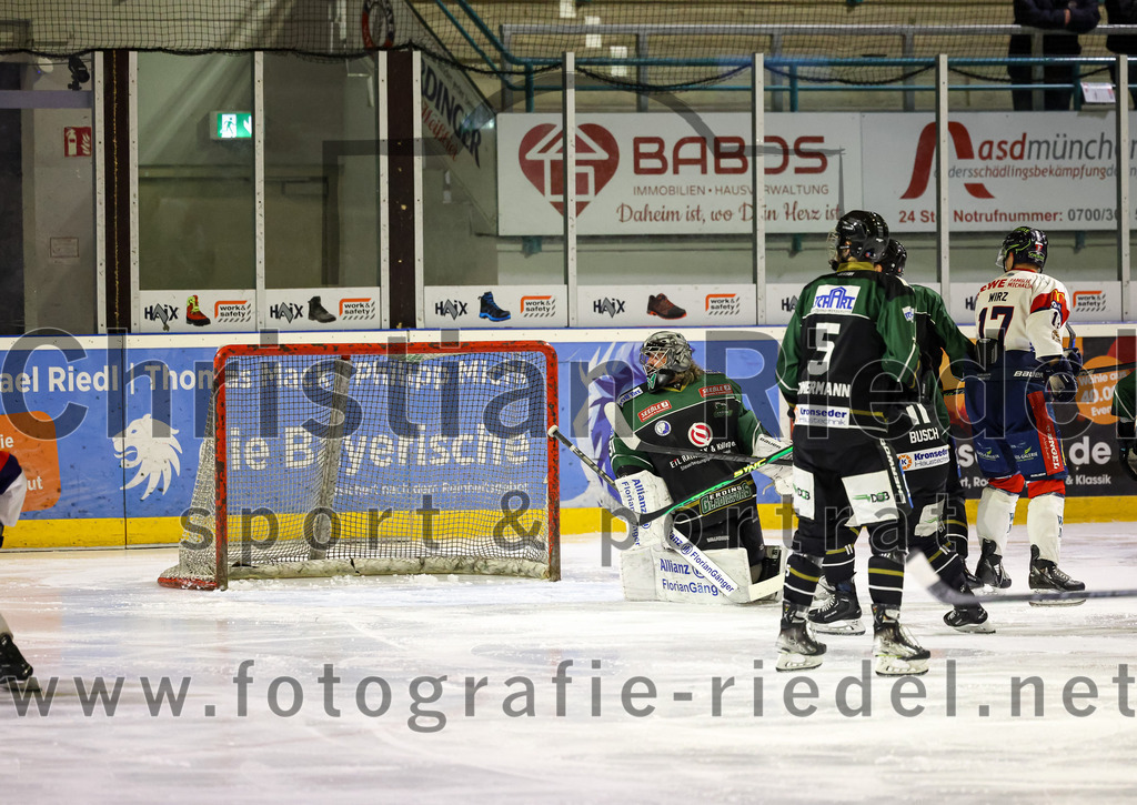 2023-01-13_083_TSV_Erding_gegen_VfE_Ulm-Neu-Ulm | Erding, Deutschland, 13.01.2023:
Eishockey, Bayernliga 2022 / 2023, 27. Spieltag, TSV Erding gegen VfE Ulm/Neu-Ulm, Endergebnis: 6:1

Torwart Christoph Schedlbauer (Erding Gladiators, #31), Florian Zimmermann (Erding Gladiators, #5), Sebastian Busch (Erding Gladiators, #11), Michael Wirz (VfE Ulm/Neu-Ulm e. V., #17)

Foto: Christian Riedel / fotografie-riedel.net