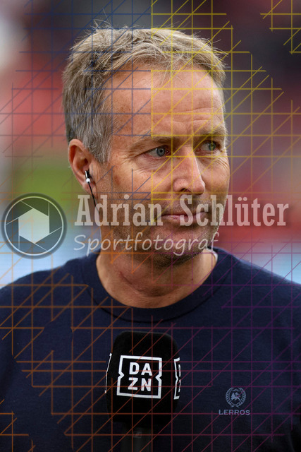 Bayer 04 Leverkusen vs Borussia Mönchengladbach - Bundesliga  | Leverkusen, Deutschland, 21.09.25:   Trainer Kasper Hjulmand (Bayer 04 Leverkusen) schaut im Interview waehrend des Spiels der Bundesliga zwischen  Bayer 04 Leverkusen vs Borussia Mönchengladbach in der BayArena(Foto von Brauer-Fotoagentur / Adrian Schlueter)