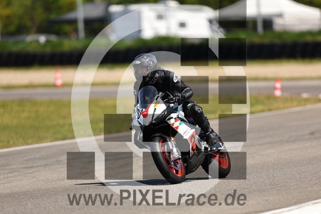 0170-20260426_02253 | Schöne Erinnerungen an spannende Momente - das festzuhalten ist unser Job. PIXELrace.de ist seit 2003 auf den Rennstrecken Europas unterwegs um die Action draußen beim Fahren und die wunderbare Stimmung imm Fahrerlager für euch einzufangen.