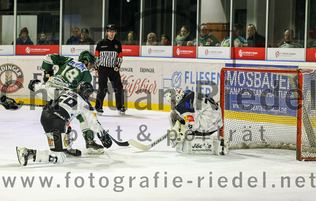 2024-01-26_113_TSV_Erding_gegen_HC_Landsberg | Erding, Deutschland, 26.01.2024:
Eishockey, Bayernliga Vorrunde 2023 / 2024, 28. Spieltag, TSV Erding gegen HC Landsberg, Endergebnis: 6:2

Daniel Krzizok (Erding Gladiators, #18), Lukas Heß (HC Landsberg, #69), Torwart Moritz Borst (HC Landsberg, #32)

Foto: Christian Riedel / fotografie-riedel.net