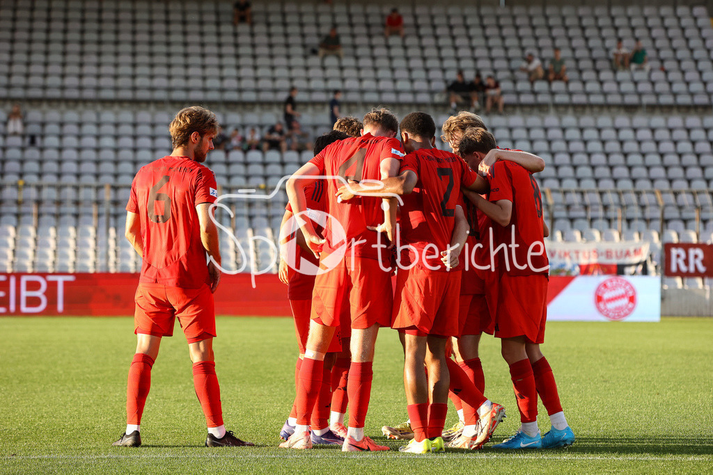 FC Bayern Amateure - SpVgg Bayreuth | Jubel nach dem Treffer zum 3-1 fuer die Bayern Amateure duch Emirhan DEMIRCAN (FCB #11) / Freude / Tor / Torschuetze