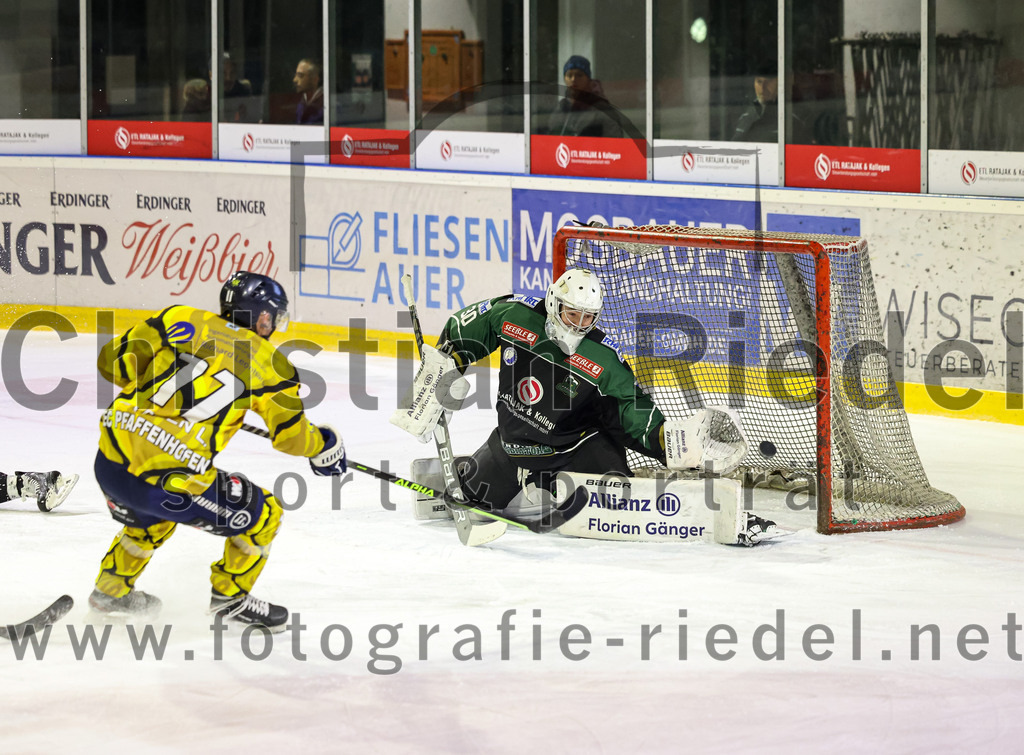 2022-12-16_055_TSV_Erding_gegen_EC_Pfaffenhofen | Erding, Deutschland, 16.12.2022:
Eishockey, Bayernliga 2022 / 2023, 21. Spieltag, TSV Erding gegen EC Pfaffenhofen, Endergebnis: 14:1

Liam Hätinen (EC Pfaffenhofen, #11), Torwart Patrick Mayer (Erding Gladiators, #30)

Foto: Christian Riedel / fotografie-riedel.net