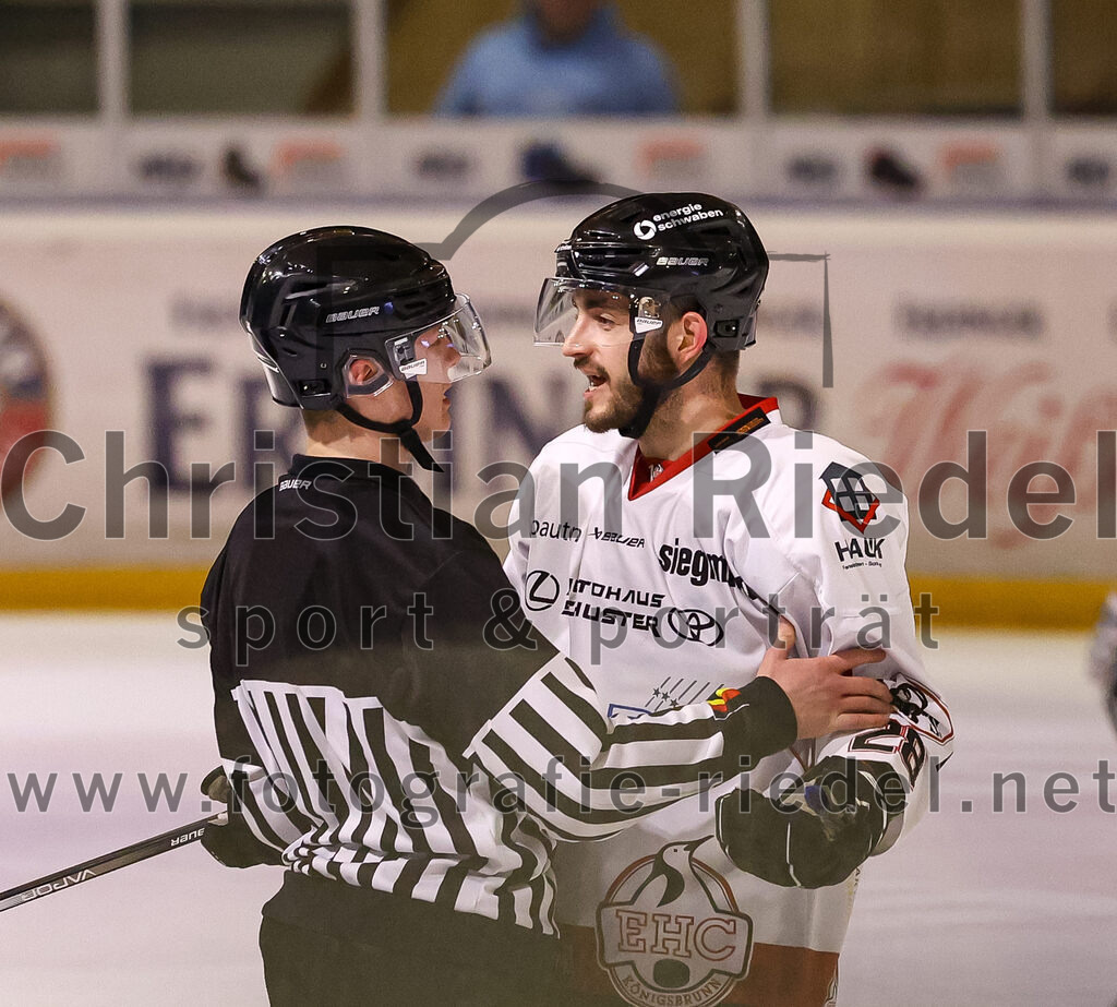 2024-03-08_052_TSV_Erding_gegen_EHC_Koenigsbrunn | Erding, Deutschland, 08.03.2024:
Eishockey, Bayernliga Playoffs 2023 / 2024, 1. Spieltag, TSV Erding gegen EHC Königsbrunn, Endergebnis: 3:0

Mika Reuter (EHC Königsbrunn, #28)

Foto: Christian Riedel / fotografie-riedel.net