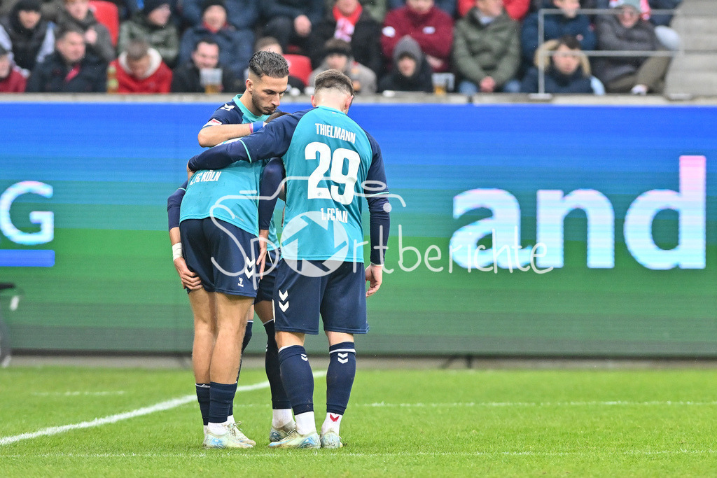 SSV Jahn Regensburg - 1. FC Köln | Torschuetez zum 0-1 Tim LEMPERLE (1. FC Koeln 19) muss nach seinem Treffer verletzt ausgewechselt werden / Jubel / Happy / Verletzung / Auswechslung / 2. Bundesliga: SSV Jahn Regensburg - 1. FC Koen, Jahnstadion am 08.12.2024