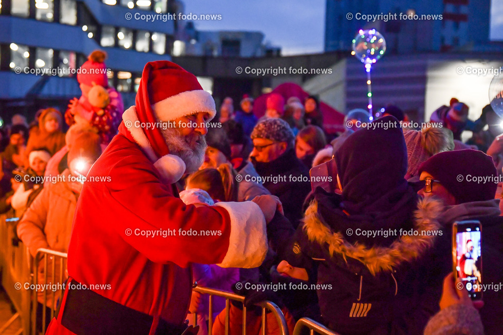 Coca Cola Weihnachtstruck in Linz_ 13.12.2022-22 | 13.12.2022, Linz, AUT, Maxi Markt Linz, im Bild Coca Cola Weihnachtstruck in Linz 2022, Santa Claus