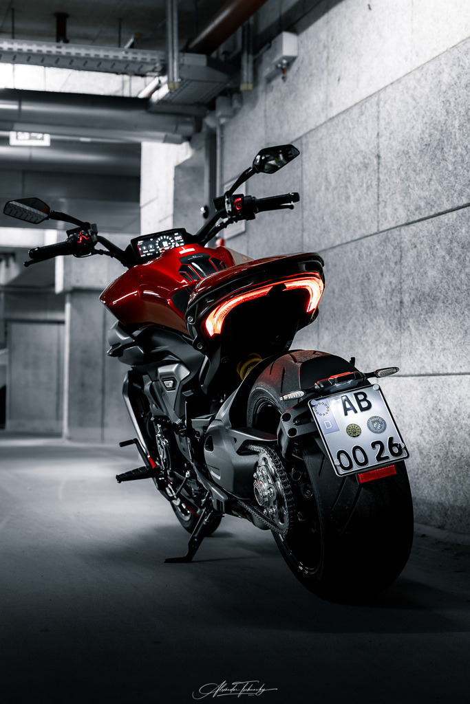 Ducati xDivael V4 | Entdecken Sie die faszinierende Welt von Alexander Tschuncky Arts: Kreative Fotografie, atemberaubende Automobilkunst und hochwertiger Bilderdruck. Lassen Sie sich inspirieren! - Realisiert mit Pictrs.com