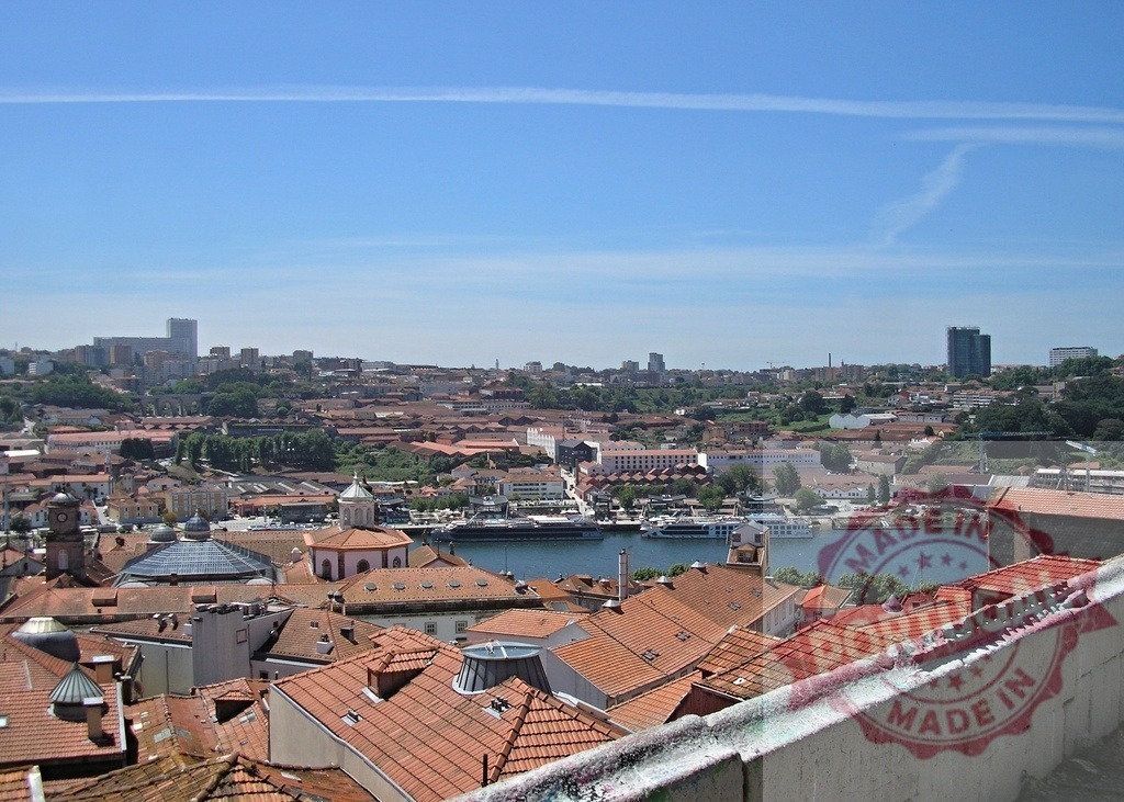 Porto Portugal cityscape overlooking Douro river and red tile roofs | Porto city skyline on a sunny day with traditional architecture and Douro river - Realisiert mit Pictrs.com