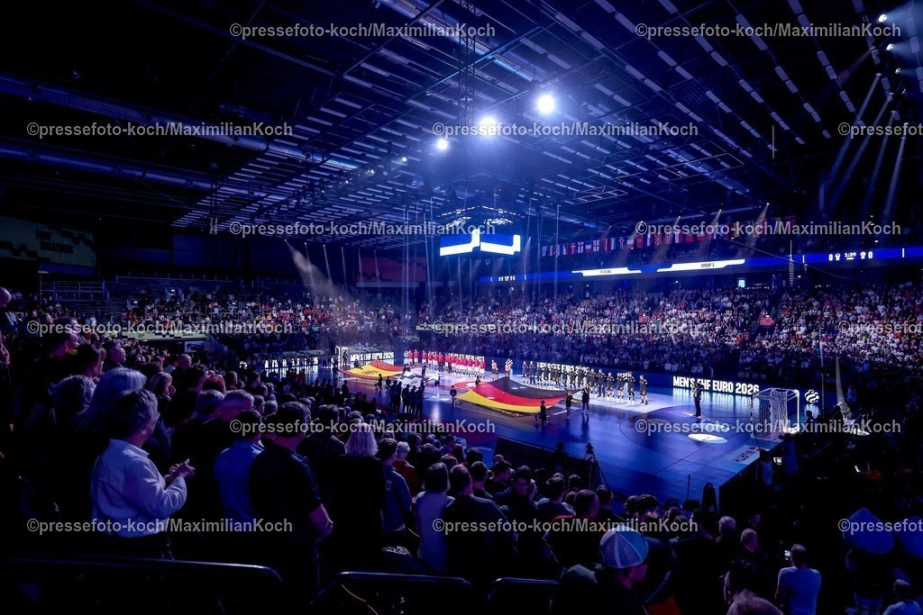 EHF19012602046 | 19.01.2026, Handball, Men's EHF EURO 2026, Deutschland - Spanien, Jyske Bank Boxen in Herning, Dänemark, Preliminary Round: Innenansicht Übersicht Übersichtsbild Sportstätte Handballspielfeld Zuschauer Fans Besucher Spielstätte Stadion Arena Feature Schweigeminute vor dem Spiel in Gedenken an die Opfer des Zugunglück in Spanien