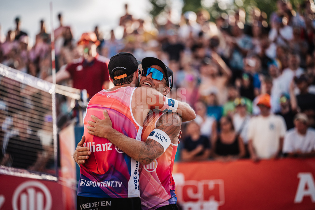 Beachvolleyball | Männer | Allianz German Beach Tour 2025 | Tourstop Berlin | 17.08.2025 | v.l. Moritz Pristauz und Alexander Horst umarmen sich nach dem Turniersieg