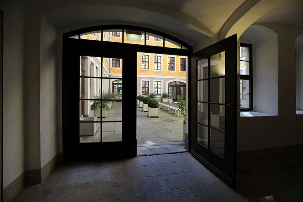 Bildlexikon Leipzig - Bosehaus - Eingang zum Innenhof | Das Team hinter BILDLEXIKON LEIPZIG bündelt historische wie aktuelle Informationen über die Stadt Leipzig in Text und Bild auf einer Plattform und stellt diese der interessierten Öffentlichkeit zur Verfügung.