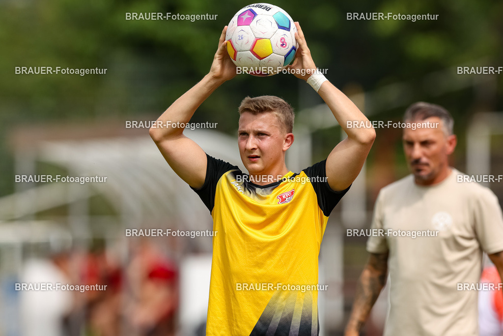 1_SVSKFC_20250726_0272.JPG -  - SV Schermbeck - KFC Uerdingen  - Testspiel | Schermbeck, Deutschland, 26.07.25: Jan Bachmann (KFC Uerdingen) beim Einwurf während des Testspiel Spiels zwischen SV Schermbeck - KFC Uerdingen  in der Volksbank Arena am 26. July 2025 in Schermbeck, Deutschland. (Foto von Stefan Brauer/Brauer-Fotoagentur)