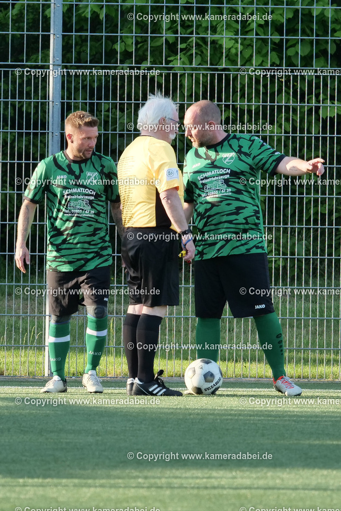 Fußball Kreispokal 25/26 Ü 32 : Spiel um Platz 3 : SV 08/29 Friedrichsfeld - SV Ringenberg AH  2 : 1 | Fußball Kreispokal 25/26 Ü 32 : Spiel um Platz 3 : SV 08/29 Friedrichsfeld - SV Ringenberg AH  2 : 1Spielort : Voerde Friedrichsfeld - Realisiert mit Pictrs.com