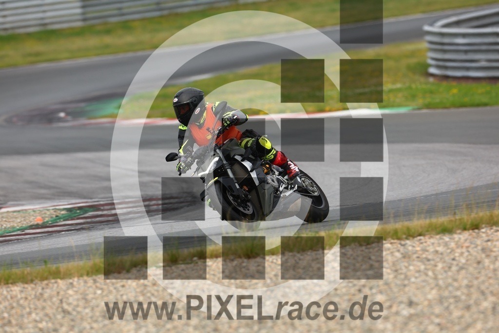 inst19-20250616_03592 | Schöne Erinnerungen an spannende Momente - das festzuhalten ist unser Job. PIXELrace.de ist seit 2003 auf den Rennstrecken Europas unterwegs um die Action draußen beim Fahren und die wunderbare Stimmung imm Fahrerlager für euch einzufangen.