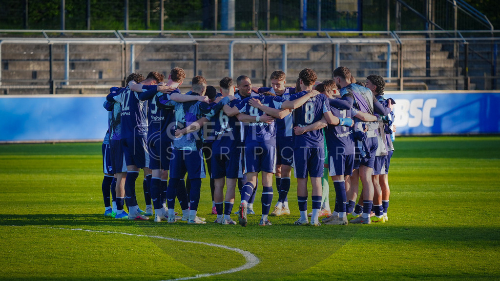 Fußball, Herren, Saison 2025/2026, Regionalliga Nordost, 32. Spieltag, Hertha BSC II vs. FSV 63 Luckenwalde, Donnerstag 30.04.2026, Hertha Amateurstadion | Fußball, Herren, Saison 2025/2026, Regionalliga Nordost, 32. Spieltag, Hertha BSC II vs. FSV 63 Luckenwalde, Donnerstag 30.04.2026, Hertha Amateurstadion, Im Bild: Der Mannschaftskreis von Hertha BSC II - Realisiert mit Pictrs.com
