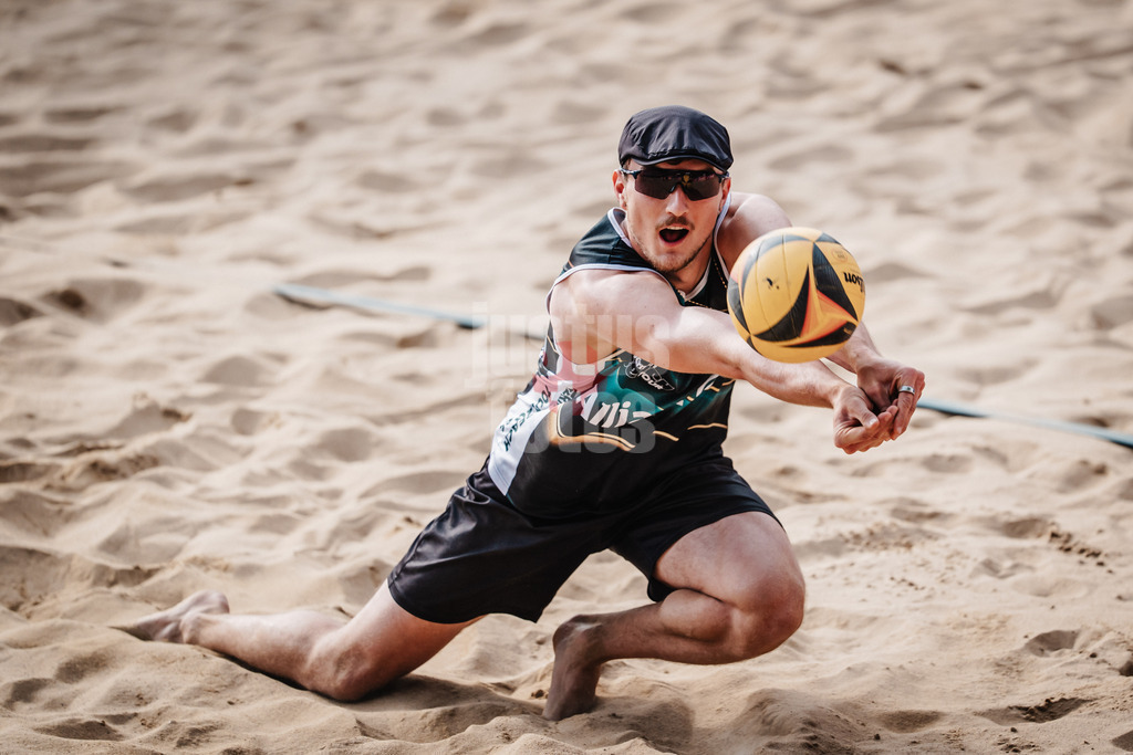 Beachvolleyball | Männer | Allianz German Beach Tour 2025 | Tourstop Düsseldorf | 17.05.2025 | Simon Pfretzschner springt zum Ball