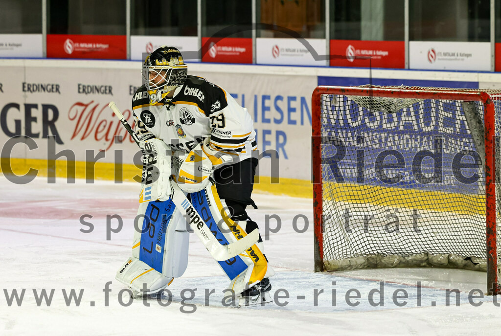 2022-09-23_031_TSV_Erding_gegen_EV_Fuessen | Erding, Deutschland, 23.09.2022:
Eishockey, Bayernliga 2022 / 2023, Testspiel, TSV Erding gegen EV Füssen, Endergebnis: 1:3

Torwart Benedikt Hötzinger (EV Füssen, #29)

Foto: Christian Riedel / fotografie-riedel.net