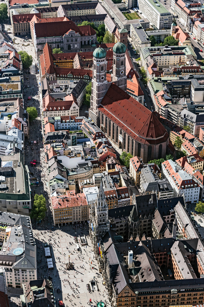 dr__dsc9126.jpg | MüNCHEN 07.05.2018 Frauenkirche im Altstadt- Zentrum von München im Bundesland Bayern. Der dreischiffige spätgotische Backsteinbau ist ein bedeutendes Wahrzeichen der Landeshauptstadt. Der Dom zu Unserer Lieben Frau ist auch als Liebfrauendom bekannt. Weiterführende Informationen bei: Staatliches Bauamt München 1. // Church building of the Frauenkirche in the old town in Munich in the state Bavaria, Germany. Further information at: Staatliches Bauamt Muenchen 1. Foto: Daniel Reiter