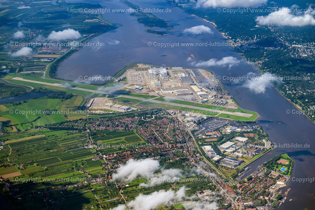 Hamburg_Finkenwerder_Airbus_Hoch_ELS_0444200823 | HAMBURG 20.08.2023 Airbus Produktionsgelände und Werksflughafen Finkenwerder in Hamburg. Auf dem ehemaligen Gelände der Hamburger Flugzeugbau - am Elbeufer auf der Halbinsel Finkenwerder -  befindet sich ein Airbus-Werk mit eigenem Werksflughafen. Weiterführende Informationen bei: Airbus SE. // Airbus works and airport of Finkenwerder in Hamburg in Germany. The former Hamburger Flugzeugbau works  - on the Finkenwerder Peninsula on the riverbank of the Elbe - include an Airbus production site with an airplane. Several Airbus planes and models are being constructed here. Further information at: Airbus SE. Foto: Martin Elsen