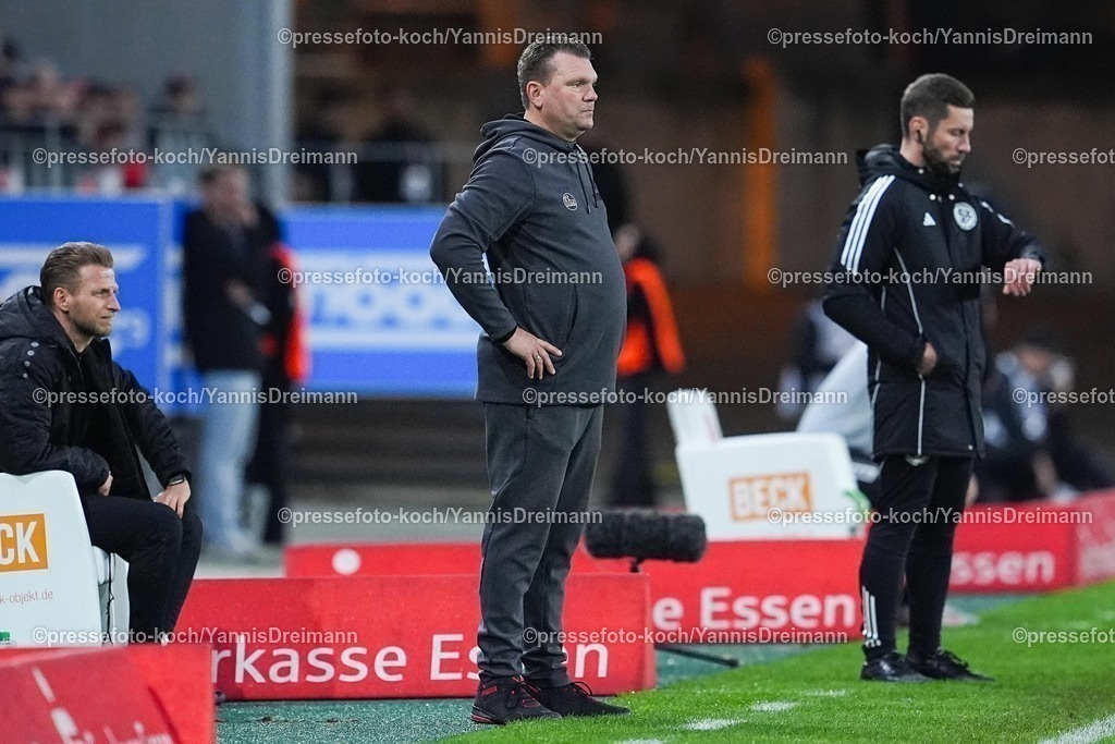 xYDRx02112502107 | 02.11.2025, xydrx, Fußball, 3.Liga, Rot-Weiss Essen - 1.FC Schweinfurt 05, Saison 2025 2026, Stadion an der Hafenstraße: Uwe Koschinat (Cheftrainer Rot-Weiss Essen)   DFB regulations prohibit any use of photographs as image sequences and or quasi-video.