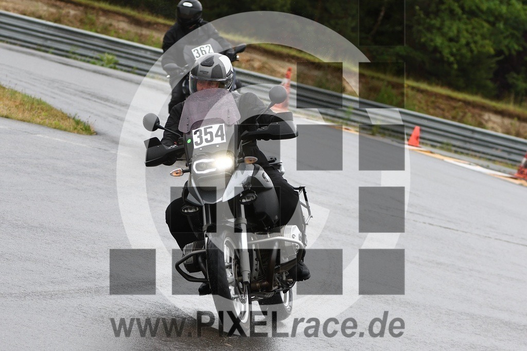0354-20260612_01811 | Schöne Erinnerungen an spannende Momente - das festzuhalten ist unser Job. PIXELrace.de ist seit 2003 auf den Rennstrecken Europas unterwegs um die Action draußen beim Fahren und die wunderbare Stimmung imm Fahrerlager für euch einzufangen.