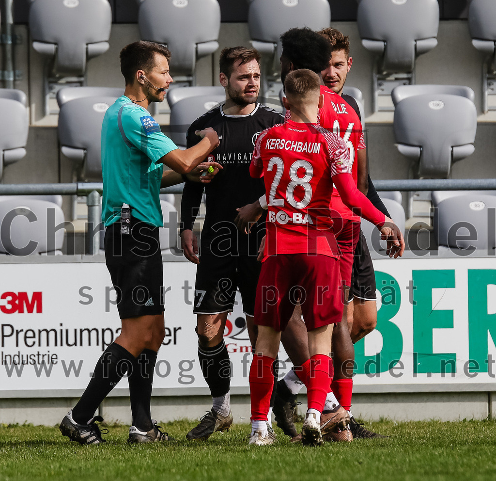 2024-02-24_071_FC_Schwaig_gegen_TSV_1880_Wasserburg | Oberding, Deutschland, 24.02.2024:
Fußball, 2. Runde Qualifikation TOTO-Pokal 2023 / 2024, 1. Spieltag, FC Schwaig gegen TSV 1880 Wasserburg, Endergebnis: 2:3

Schiedsrichter Xaver Fabisch, Tobias Bartl (FC Schwaig, #37), Manuel Kerschbaum (TSV 1880 Wasserburg, #28), Sepp Kollie (TSV 1880 Wasserburg, #26)

Foto: Christian Riedel / fotografie-riedel.net