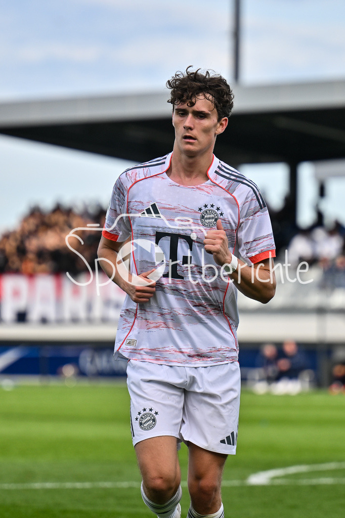 Paris Saint Germain U19 - FC Bayern München U19 | PARIS, FRANKREICH - 4. NOVEMBER: im Bild Maximilian MERGNER (FC Bayern München 6) Einzelfoto / Freisteller beim Ligaspiel zwischen der U19 von Paris Saint Germain und der U19 des FC Bayern München am 4. Spieltag der UEFA Youth League am PSG Campus am 04.11.2025