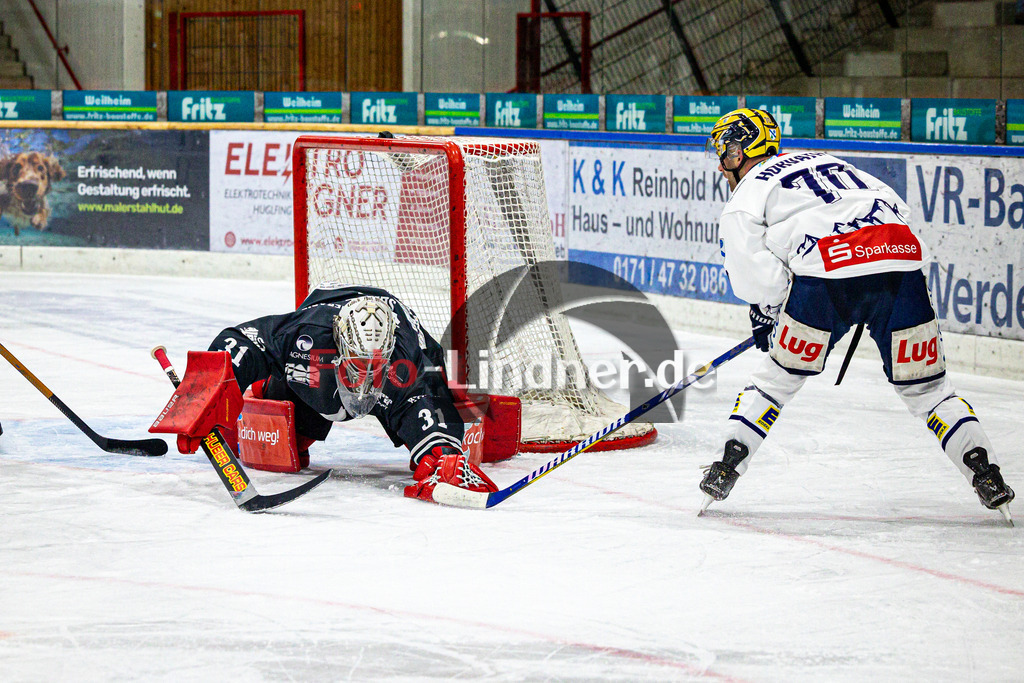 TSV Peißenberg MINERS gegen ESC Riverrats Geretsried | Eishockey Bayernliga Herren Vorrunde 2024/25, TSV Peißenberg MINERS gegen ESC Riverrats Geretsried, 20241122,Korbinian SERTL (MINERS Goali 31) in Aktion,2024-11-22 in Peißenberg (Eisstadion Peißenberg)Korbinian SERTL (MINERS Goali 31), Ondrej HORVATH (River Rats 70)Copyright: WolfgangxLindner