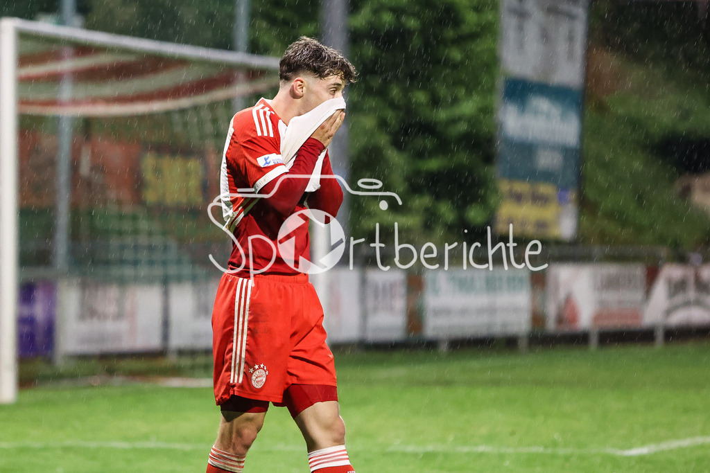 TSV Buchbach - FC Bayern Amateure | aergert sich ueber eine vergebene Chance Maximilian WAGNER (FCB #7) / Freisteller / Einzelfoto