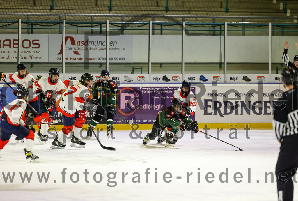2022-12-04_116_TSV_Erding_gegen_EHC_Klostersee | Erding, Deutschland, 04.12.2022:
Eishockey, Bayernliga U17 2022 / 2023, 11. Spieltag, TSV Erding gegen EHC Klostersee, Endergebnis: 3:5

Melvyn Hermann (EHC Klostersee, #17), Vladyslav Butko (Erding Gladiators, #13), Jan Markmann (EHC Klostersee, #24)

Foto: Christian Riedel / fotografie-riedel.net
