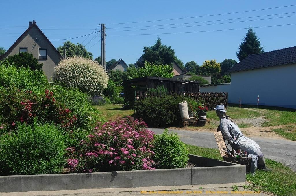 Geißmannsdorf-2026-Ortsbilder-568 | Geißmannsdorf bei Bischofswerda im Sommer 2026. Ein fotografischer Streifzug durch das Dorf Geißmannsdorf, mit Gebäuden, Straßen, Strohpuppen und geschmückten Vorgärten und Grundstücken anlässlich der 800-Jahr-Feier von Geißmannsdorf im Juni 2026 - Realisiert mit Pictrs.com