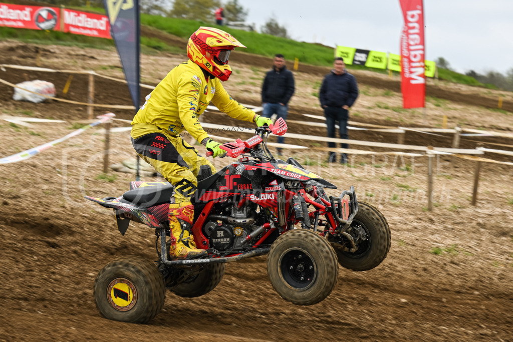 Motocross Schlatt bei Winterthur - 30. April 2023 | #1 Ferraz Joao aus Regensdorf (CH) auf Suzuki J Francing in der Kategorie Quad am Motocross Schlatt bei Winterthur, 30. April 2023. 
Instagram: @mx_schlatt | @mc_wila | @sam_schweiz
Bild: Sportfotografie Markus Aeschimann | www.markus-aeschimann.ch - Realisiert mit Pictrs.com