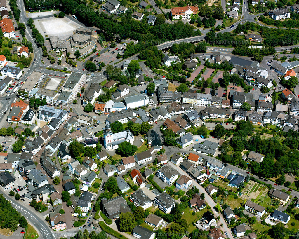 2632304 | MEINERZHAGEN 25.08.2016 Ortsansicht der Straßen und Häuser der Wohngebiete im Bereich Kirchplatz in Meinerzhagen im Bundesland Nordrhein-Westfalen, Deutschland. // Town view of the streets and houses of the residential areas in the Kirchplatz area in Meinerzhagen in the state North Rhine-Westphalia, Germany. Foto: Gerhard Launer