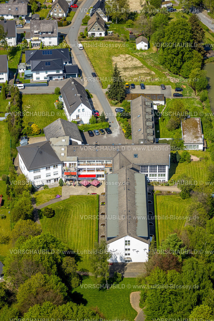 Schmallenberg240505492 | Luftbild, Haus im Lenninghof Seniorenheim, Terrasse und Sonnenschirme, Schmallenberg, Sauerland, Nordrhein-Westfalen, Deutschland