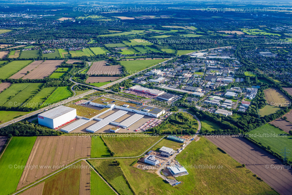 Barsbüttel_Gewerbegebiet_ELS_2283090823 | BARSBüTTEL 09.08.2023 Industrie- und Gewerbegebiet an der Autobahn BAB A1 im Ortsteil Barsbüttel in Barsbüttel im Bundesland Schleswig-Holstein, Deutschland. // Industrial and commercial area on federal highway BAB A1 in the district Barsbuettel in Barsbuettel in the state Schleswig-Holstein, Germany. Foto: Martin Elsen