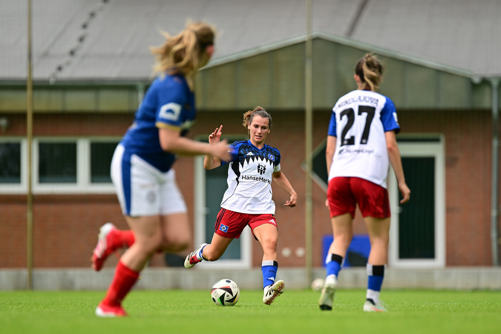 Fußball I Frauen I Saison 2025-2026 I Testspiel I Hamburger SV - Holstein Kiel | Pauline Annette Machtens (28, Hamburger SV) am Ball - Realisiert mit Pictrs.com