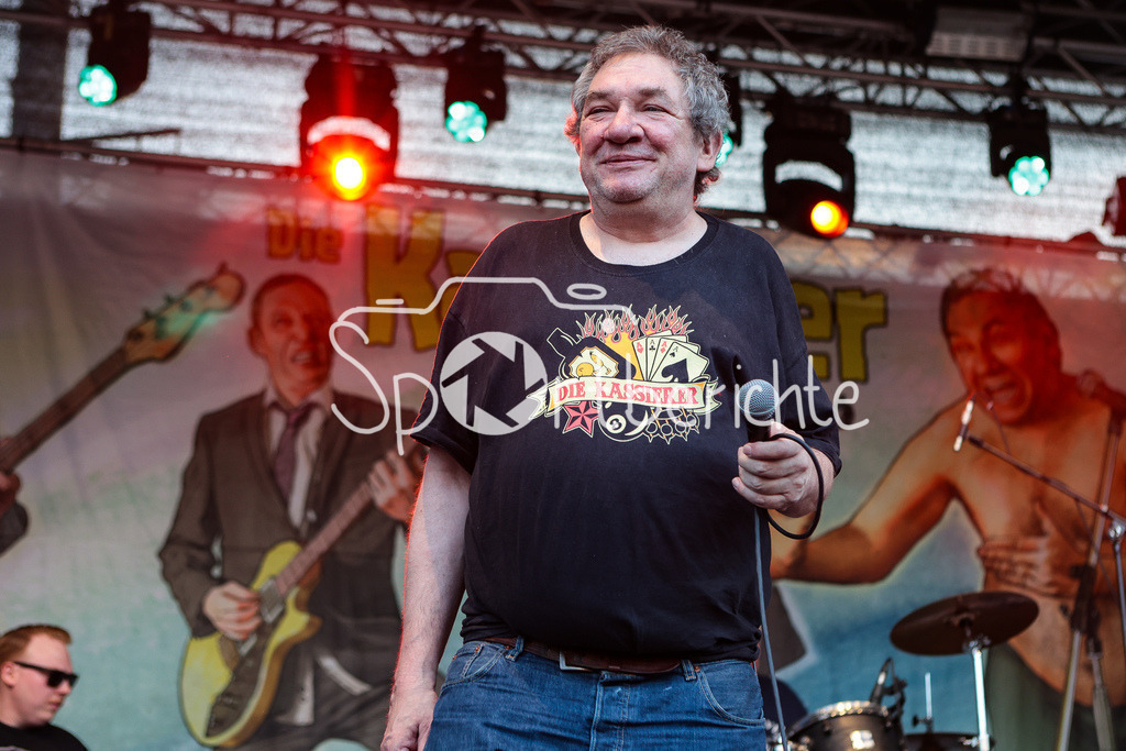 Sommer am Kiez | Wolfgang WENDLAND von der Band "Die Kassierer" beim Auftritt auf dem Augsburger Festival "Sommer am Kiez" in Aktion / Livemusik / Konzert / Musik / Laut / Punk / Punkmusik / Saenger / Gesang / Mikrofon
