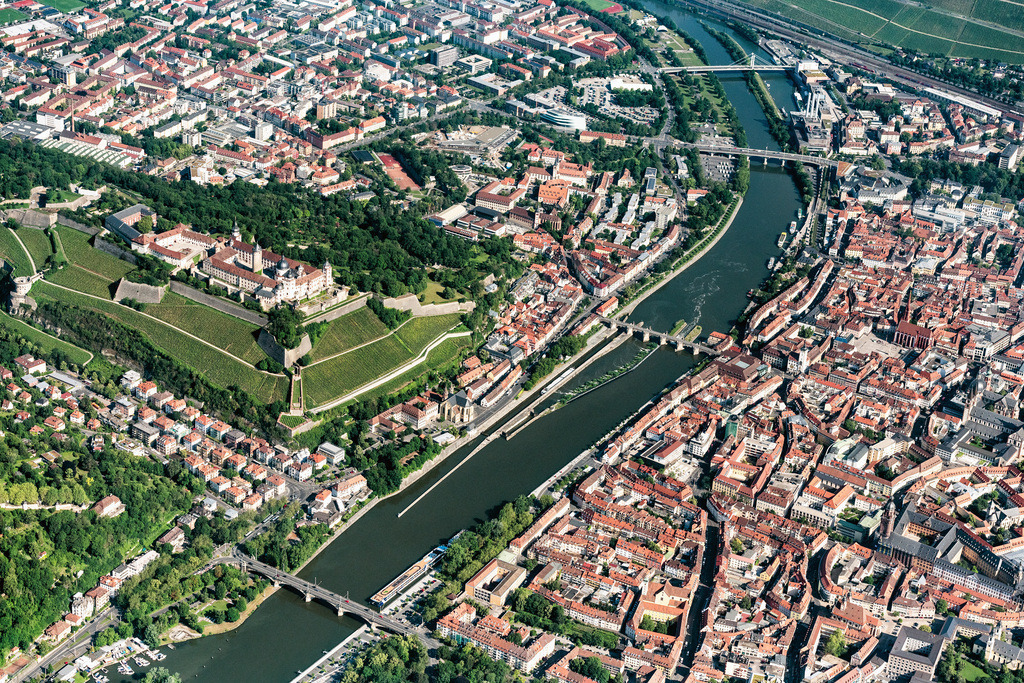 dr__0024165.jpg | WüRZBURG 17.06.2019 Altstadtbereich und Innenstadtzentrum mit dem Würzburger Dom, Alte Mainbrücke sowie die Festung Marienberg an den Ufern des Main in Würzburg im Bundesland Bayern, Deutschland. // Old Town area and city center with dem Wuerzburger Dom, Alte Mainbruecke sowie die Festung Marienberg on den Ufern of Main in Wuerzburg in the state Bavaria, Germany. Foto: Daniel Reiter