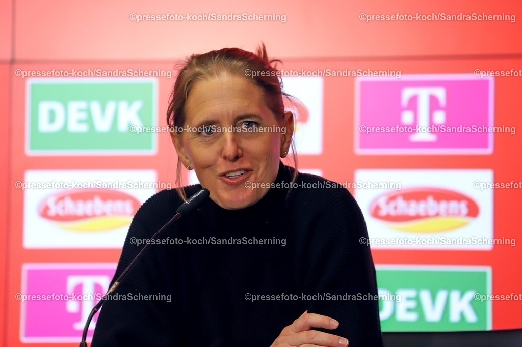 xSSC09032501048 | 09.03.2025, xsscx, Frauen Fußball, 1. FC Köln - FC Bayern München, 1. Fußball Bundesliga, 16. Spieltag, RheinEnergie-STADION, Saison 2024 2025: Britta Carlson (Cheftrainerin 1. FC Köln) DFB regulations prohibit any use of photographs as image sequences and or quasi-video. Nordrhein-Westfalen Deutschland